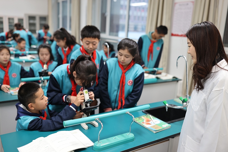 Students take a biology class at a school in Hami City of northwest China's Xinjiang Uygur Autonomous Region, December 13, 2023. /CFP