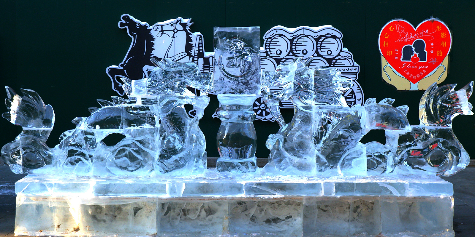 A loong-themed ice sculpture is on display at the Laodaowai baroque scenic spot in Harbin, Heilongjiang Province on January 16, 2024. /IC