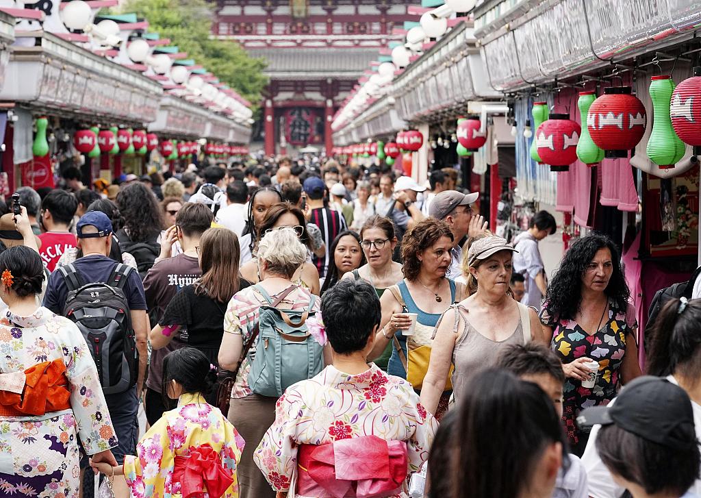 Tourists visit Nakamise shopping street in Asakusa district in Tokyo, Japan, July 19, 2023. /CFP