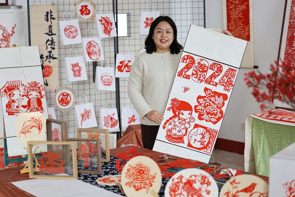 Ma Xiaomin displays the papercuts she made for the upcoming Spring Festival in Rizhao, Shandong Province on January 24, 2024. /CFP