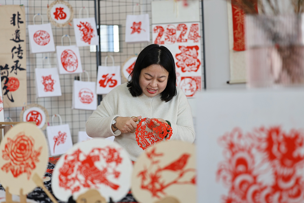 Ma Xiaomin makes a loong, or Chinese dragon, papercut in Rizhao, Shandong Province on January 24, 2024. /CFP