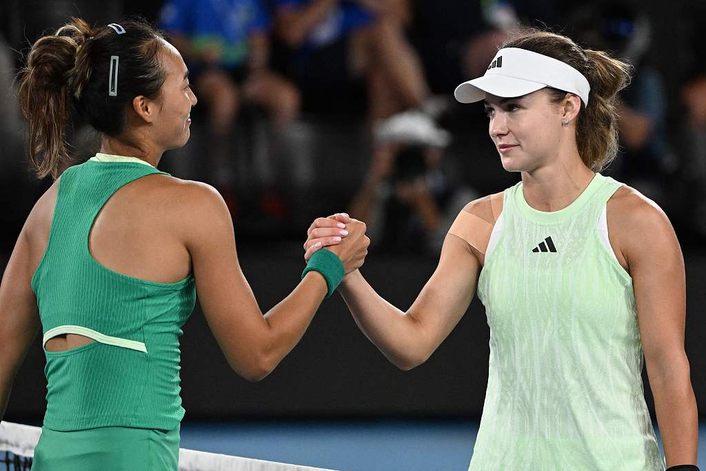 China's Zheng Qinwen (L) shakes hands with Russia's Anna Kalinskaya after the women's singles quarterfinals at the Australian Open at Melbourne Park in Melbourne, Australia, January 24, 2024. /CFP