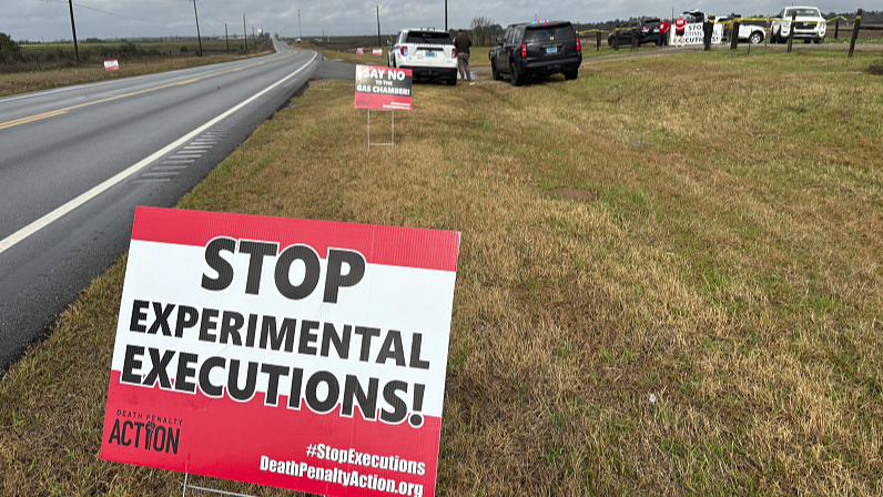 Anti-death penalty activists place signs along the road ahead of the scheduled execution of Kenneth Eugene Smith in Atmore, Albama, U.S., January 25, 2024. /CFP
