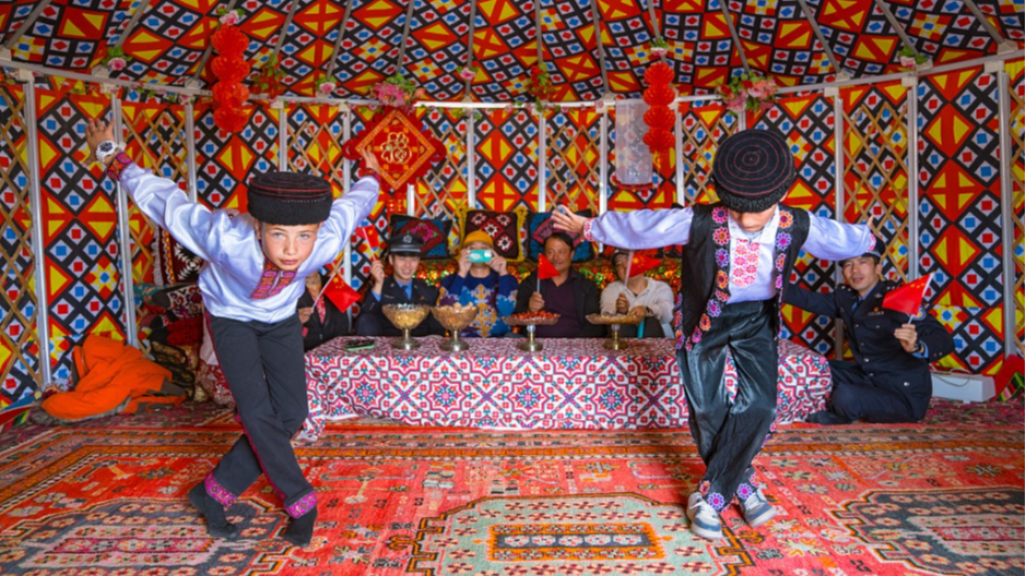 Locals dance at a party in Kashi (Kashgar), northwest China's Xinjiang Uygur Autonomous Region, September 28, 2023. /CFP