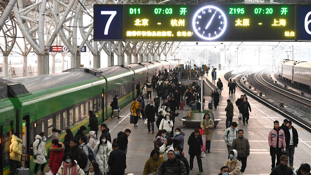 Travelers take a train at the Nanjing Railway Station in Nanjing, east China's Jiangsu Province, January 1, 2024. /CFP