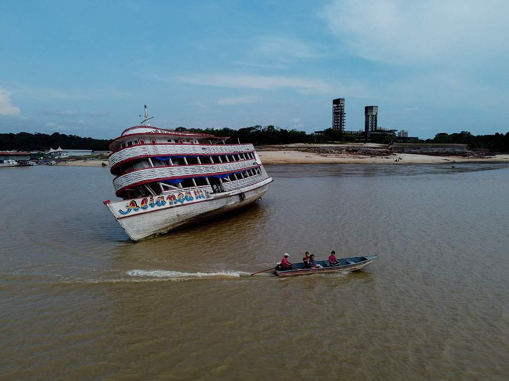 A stranded ferry boat at the Marina do Davi, a docking area of the Negro river, Manaus City, Amazonas State, Brazil, October 16, 2023. /CFP