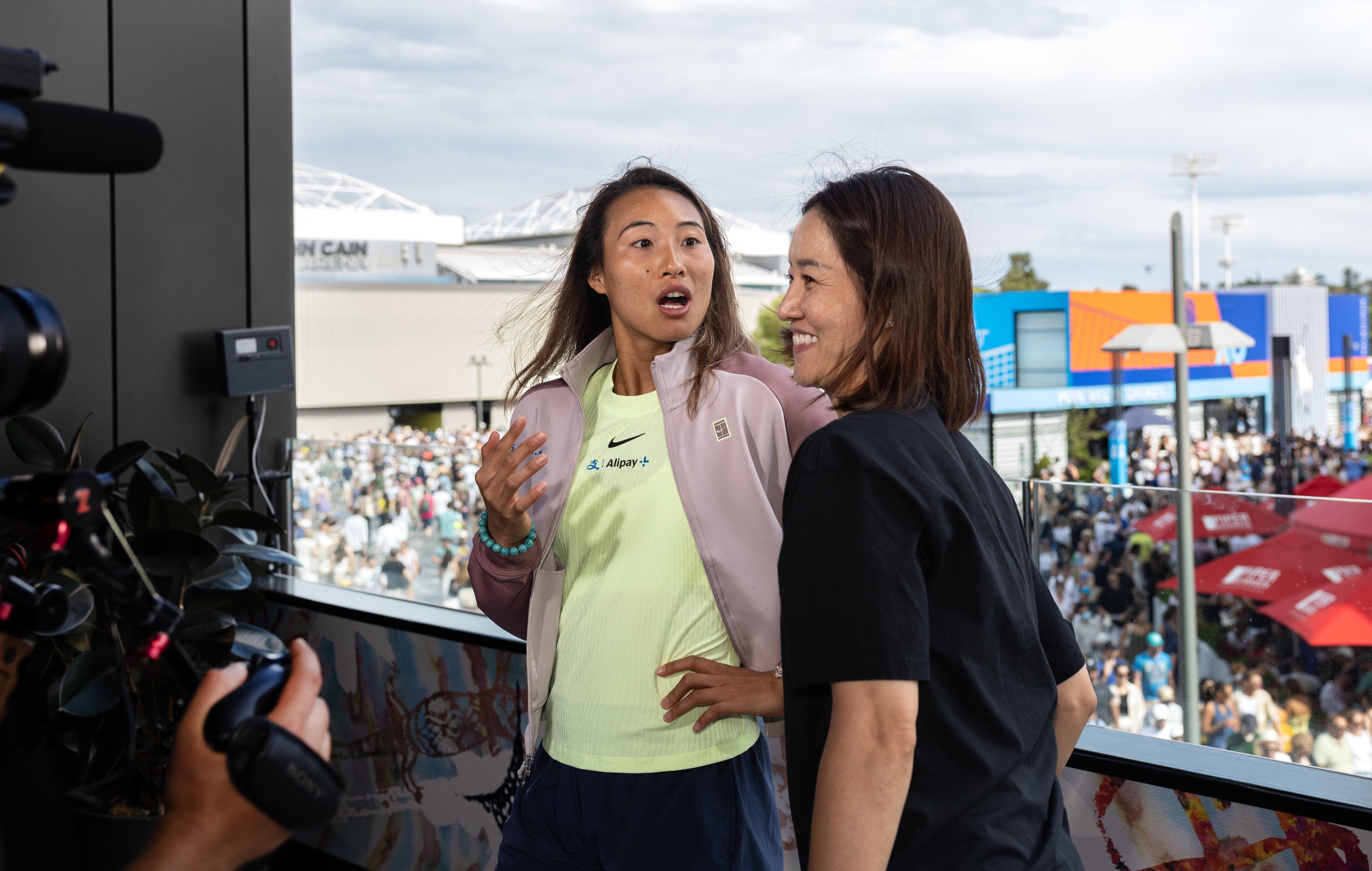China's Zheng Qinwen (L) reacts after her hero Li Na appears during a TV interview at the Australian Open in Melbourne, Australia, January 20, 2024. /CFP