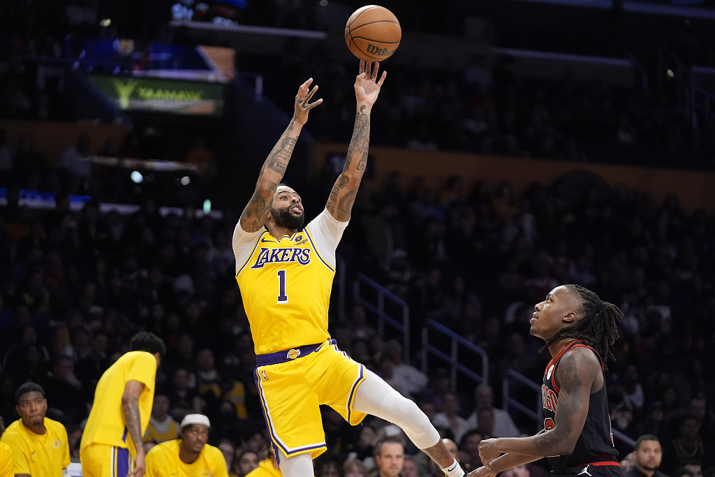 D'Angelo Russell (#1) of the Los Angeles Lakers shoots in the game against the Chicago Bulls at Crypto.com Arena in Los Angeles, California, January 25, 2024. /CFP