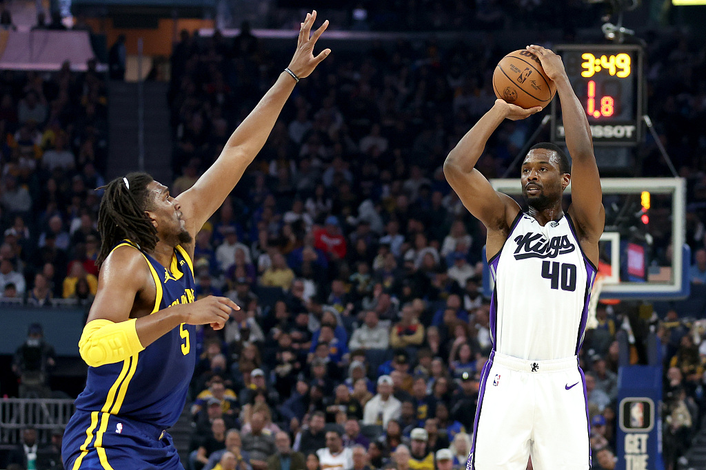 Harrison Barnes (R) of the Sacramento Kings shoots in the game against the Golden State Warriors at the Chase Center in San Francisco, California, January 25, 2024. /CFP