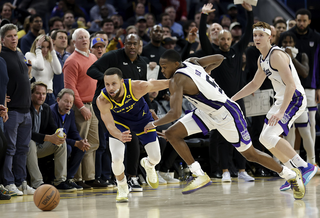 De'Aaron Fox (C) of the Sacramento Kings steals the ball from Stephen Curry (L) of the Golden State Warriors in the game at the Chase Center in San Francisco, California, January 25, 2024. /CFP