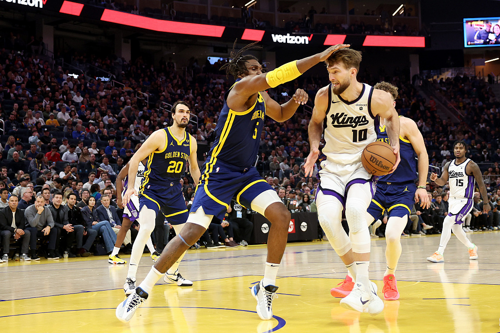 Domantas Sabonis (#10) of the Sacramento Kings dribbles in the game against the Golden State Warriors at the Chase Center in San Francisco, California, January 25, 2024. /CFP