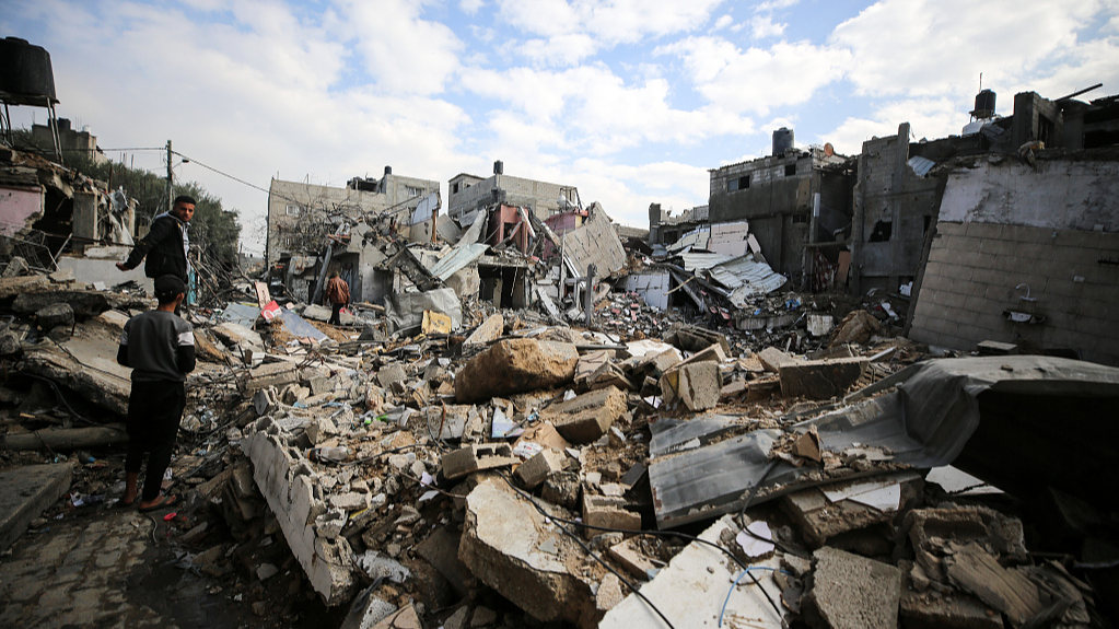 Palestinians are inspecting the damage in Nuseirat, central Gaza, January 25, 2024. /CFP