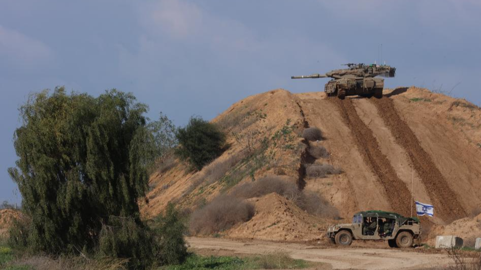Israeli troops are seen near the border with Gaza Strip, in southern Israel, January 24, 2024. /Xinhua
