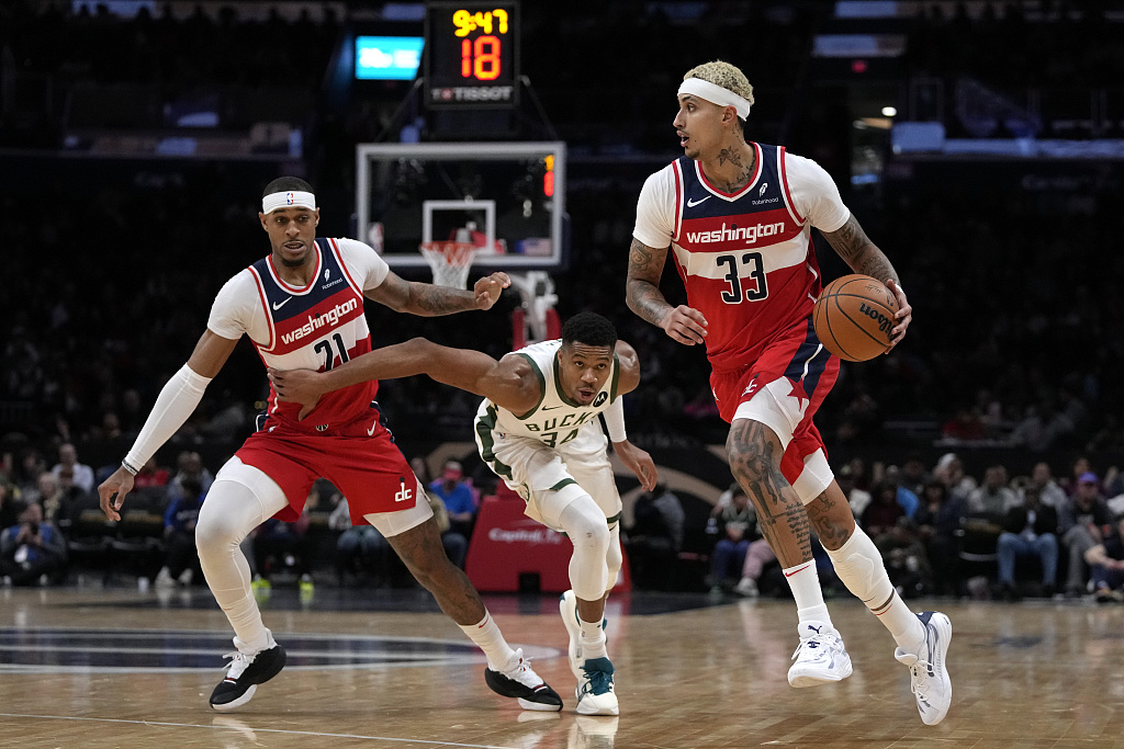 Kyle Kuzma (#33) and Daniel Gafford (#21) of the Washington Wizards launch attack in the game against the Milwaukee Bucks at Capital One Arena in Washington, D.C., November 20, 2023. /CFP