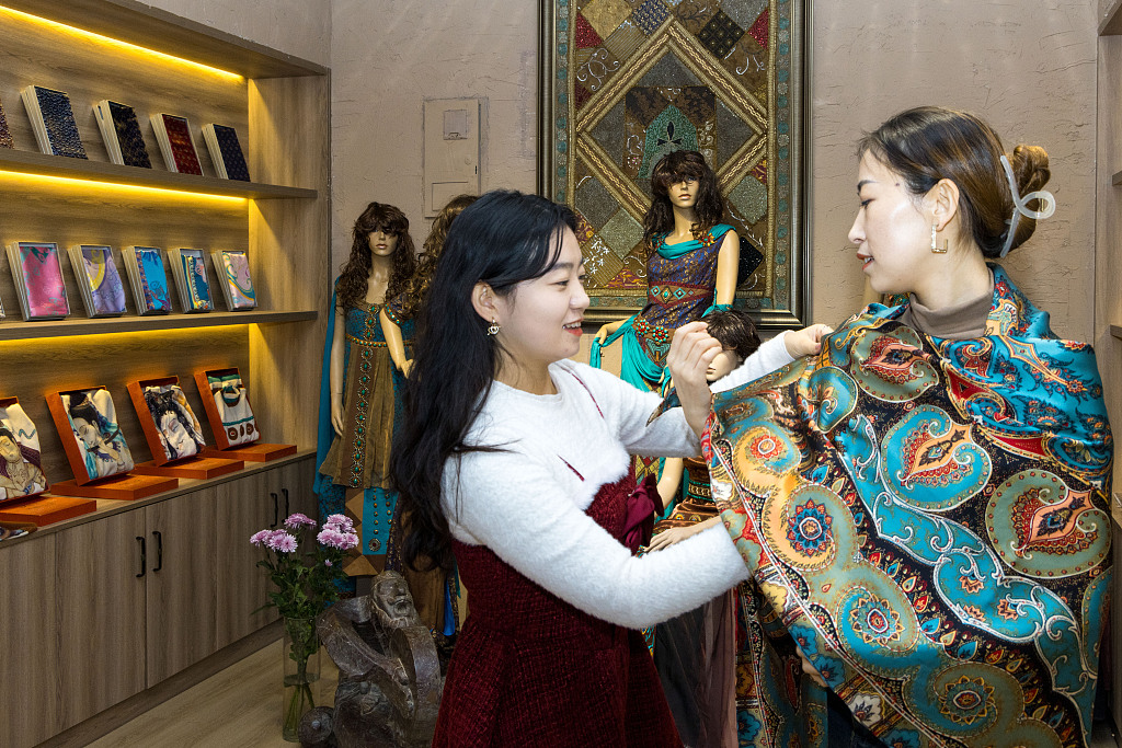 A photo shows people shopping at the Xinjiang International Grand Bazaar in Urumqi, Xinjiang Uygur Autonomous Region, January 14, 2024. /CFP