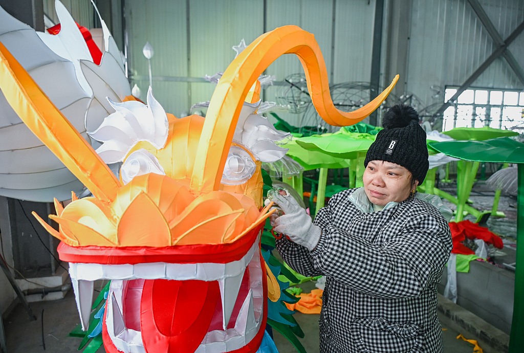 A worker makes festive lanterns in Changji, northwest China's Xinjiang Uygur Autonomous Region, on January 4, 2024. /CFP