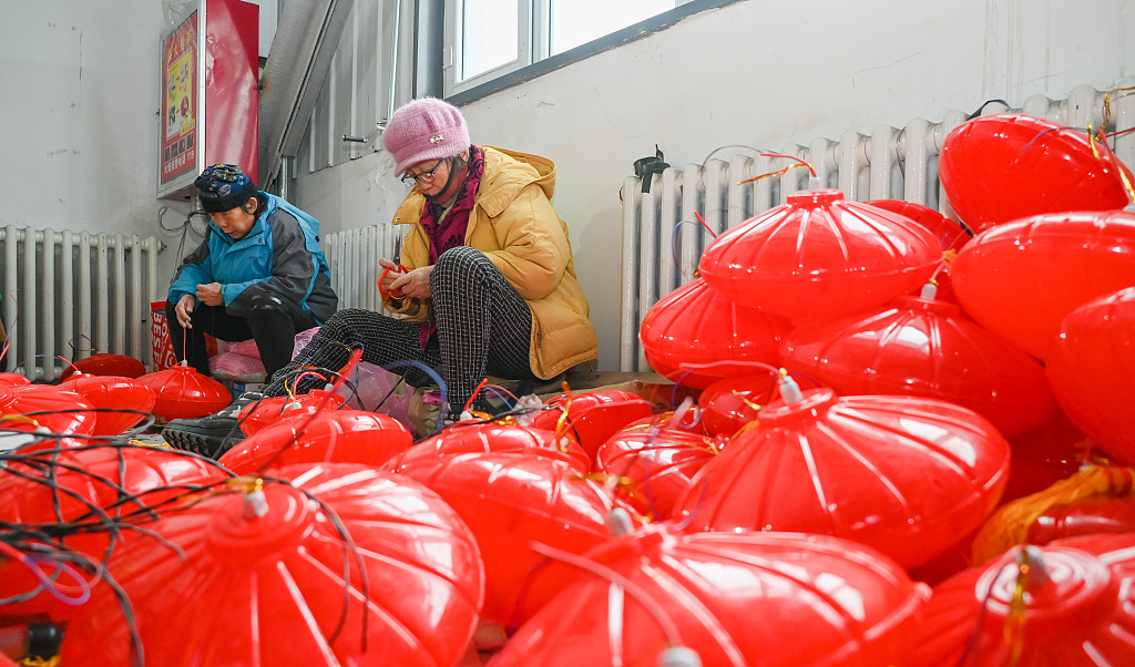 Workers make festive lanterns in Changji, northwest China's Xinjiang Uygur Autonomous Region, on January 4, 2024. /CFP