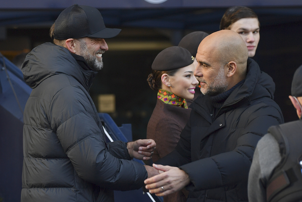 Jurgen Klopp (L), manager of Liverpool, and Pep Guardiola, manager of Manchester City, shake hands after the 1-1 draw at the Etihad Stadium in Manchester, England, November 25, 2023. /CFP