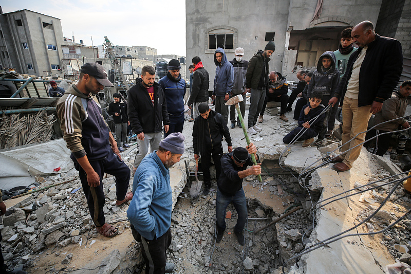 Palestinians are inspecting the damage in central Gaza Strip, January 25, 2024. /CFP