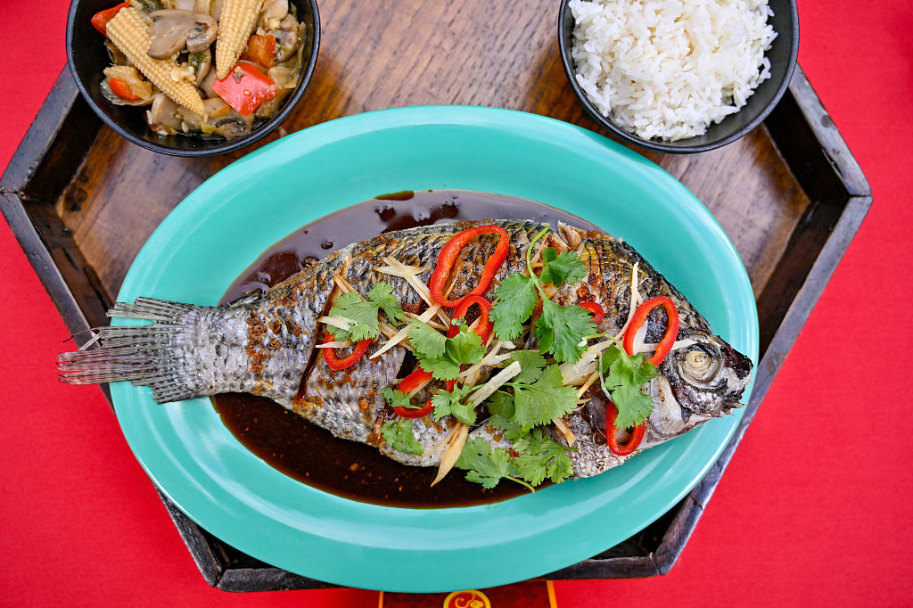 A family-style serving of whole fish with steamed rice and stir-fried vegetables at Disney California Adventure is seen in this photo taken on January 23, 2024. /CFP