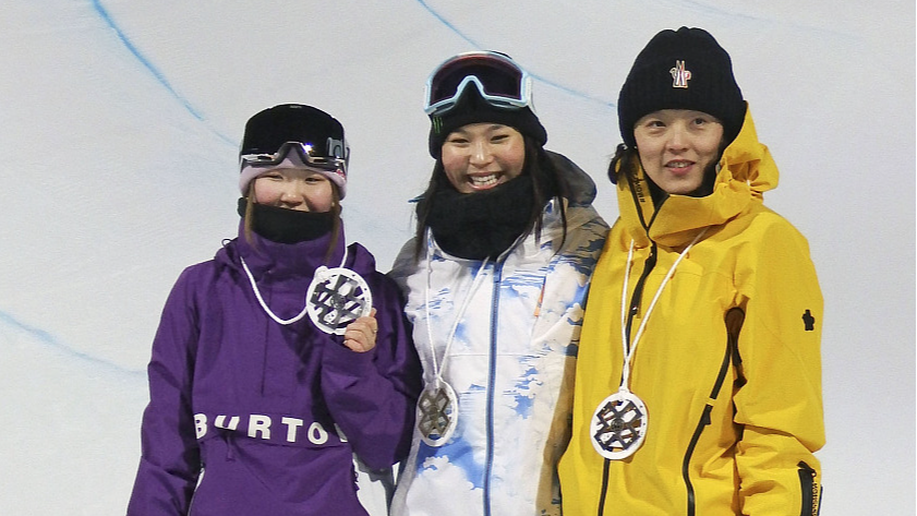 L-R: Mitsuki Ono, Chloe Kim and Cai Xuetong pose at the women's snowboard superpipe competition at X Games in Aspen, U.S., January 26, 2024. /CFP