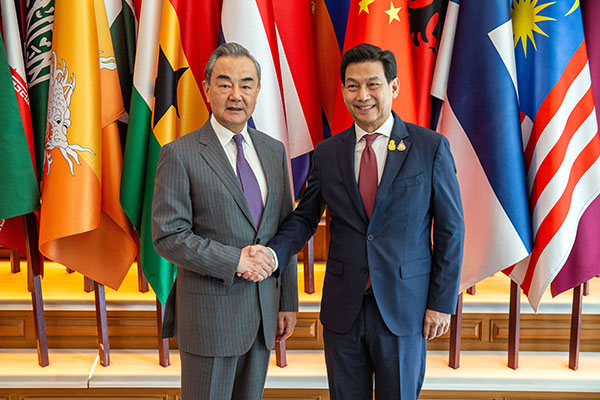 Chinese Foreign Minister Wang Yi shakes his Thai counterpart Parnpree Bahiddha-Nukara in Bangkok, Thailand, January 28, 2024. /Chinese Foreign Ministry
