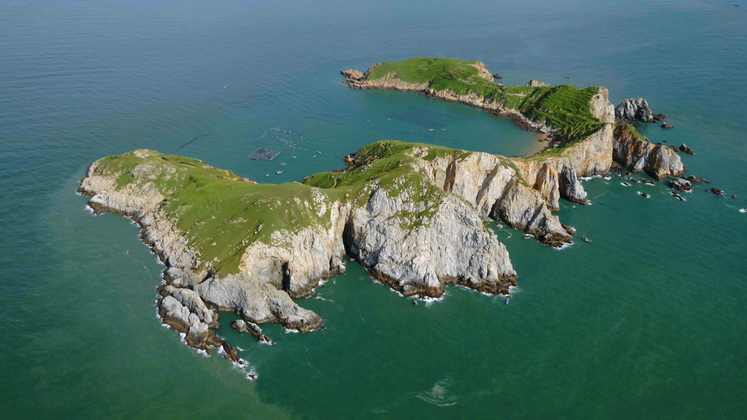 Dongshuang Island: Half precipice, half meadow