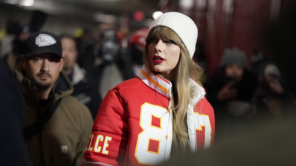 Taylor Swift arrives before an NFL wild-card playoff football game between the Chiefs and the Miami Dolphins, January 13, 2024, Kansas City, Missouri, U.S. /CFP