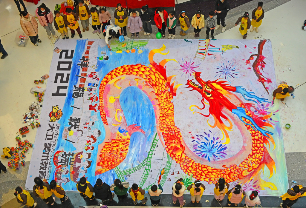 An aerial photo shows a Chinese dragon-themed painting being colored in by a group of local children in Xuzhou, Jiangsu Province, January 27, 2024. /CFP