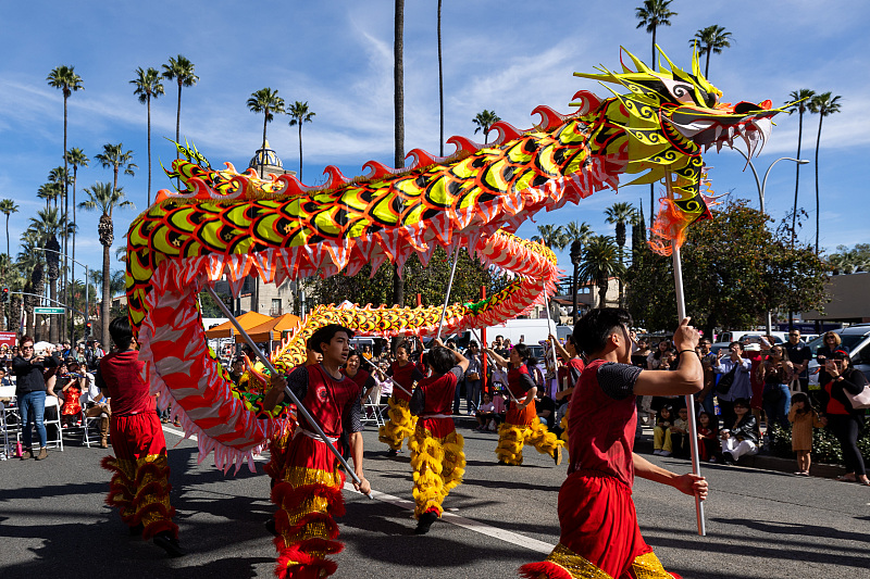 A dragon dance performance draws crowds of onlookers in Riverside County, California, the United States, January 27, 2024. /CFP