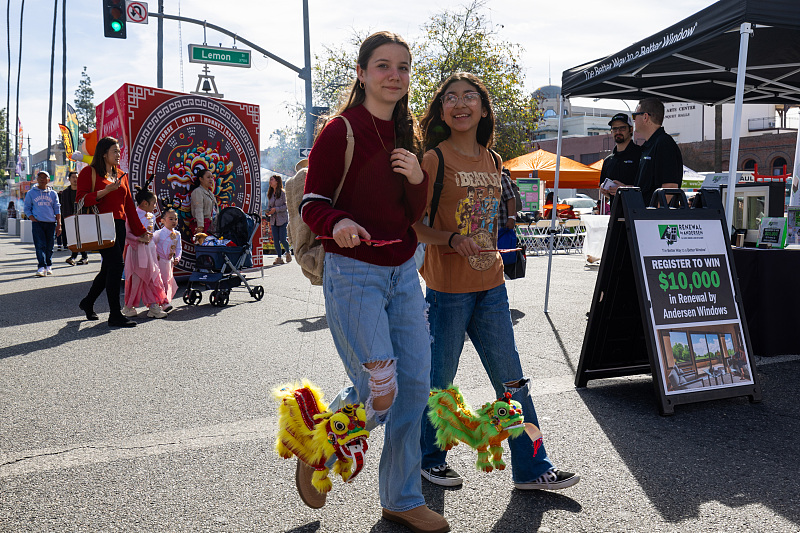 Locals take home traditional Chinese decorations during a fair in Riverside County, California, the United States, January 27, 2024. /CFP