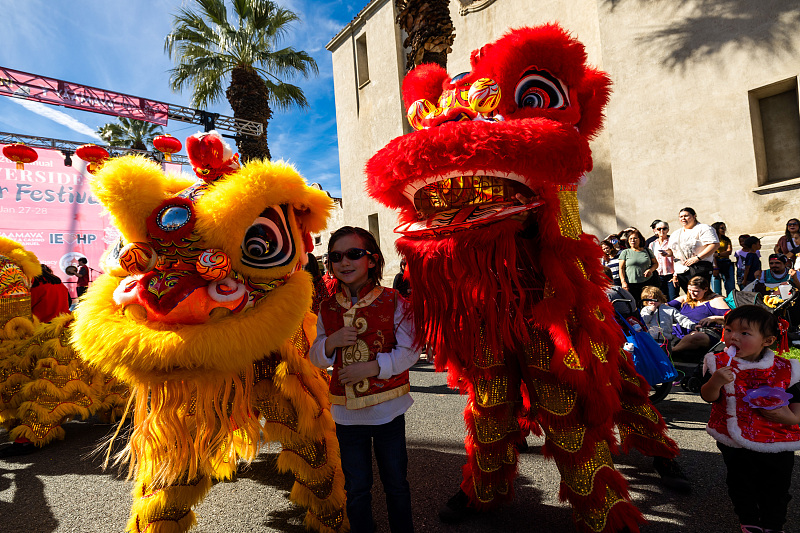 A lion dance performance draws crowds of onlookers in Riverside County, California, the United States, January 27, 2024. /CFP