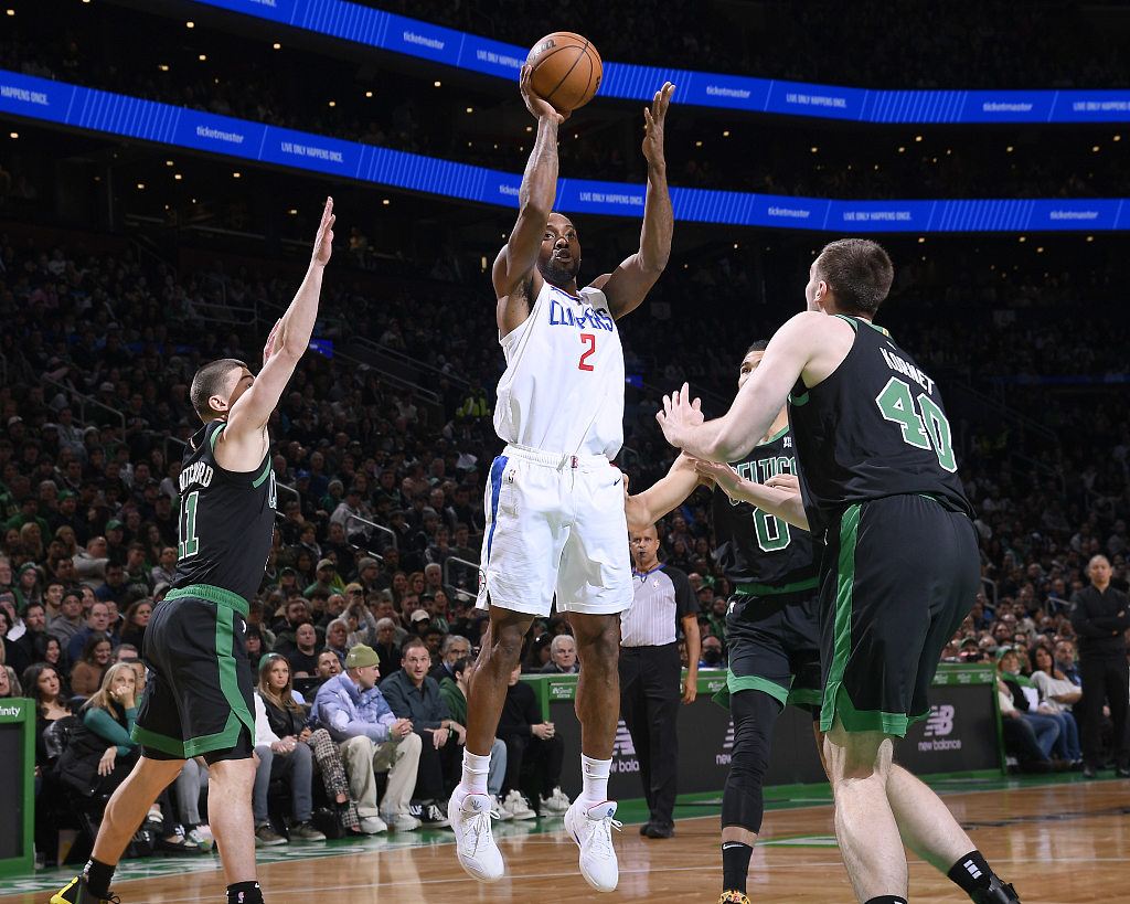 Kawhi Leonard (#2) of the Los Angeles Clippers shoots in the game against the Boston Celtics at TD Garden in Boston, Massachusetts, January 27, 2024. /CFP