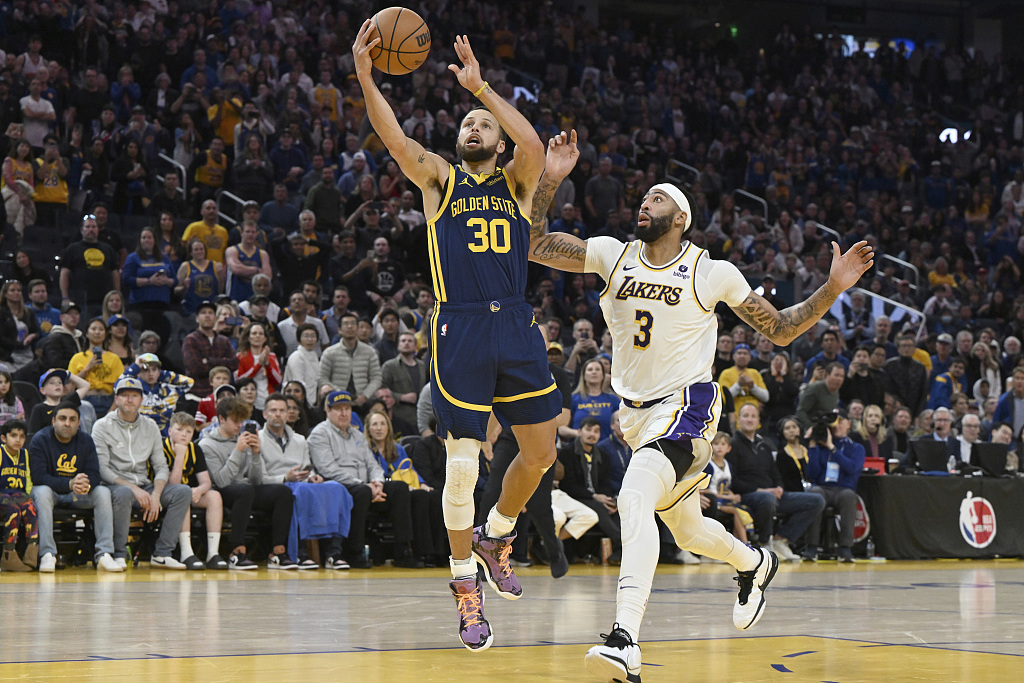Stephen Curry (#30) of the Golden State Warriors drives toward the rim in the game against the Los Angeles Lakers at the Chase Center in San Francisco, California, January 27, 2024. /CFP