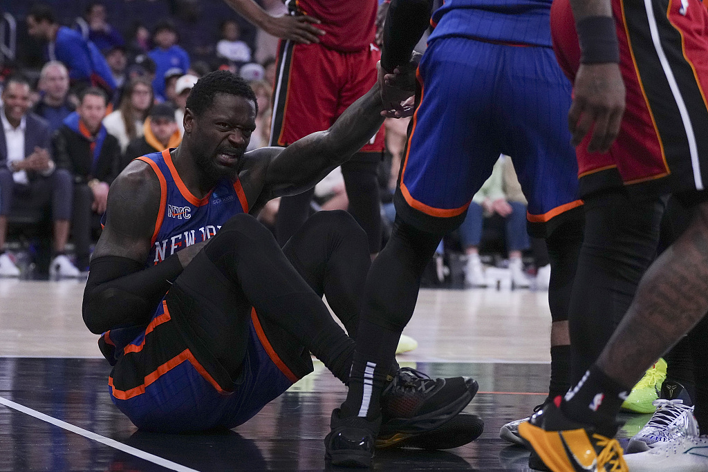Julius Randle of the New York Knicks dislocated his shoulder in the game against the Miami Heat at Madison Square Garden in New York City, January 27, 2024. /CFP