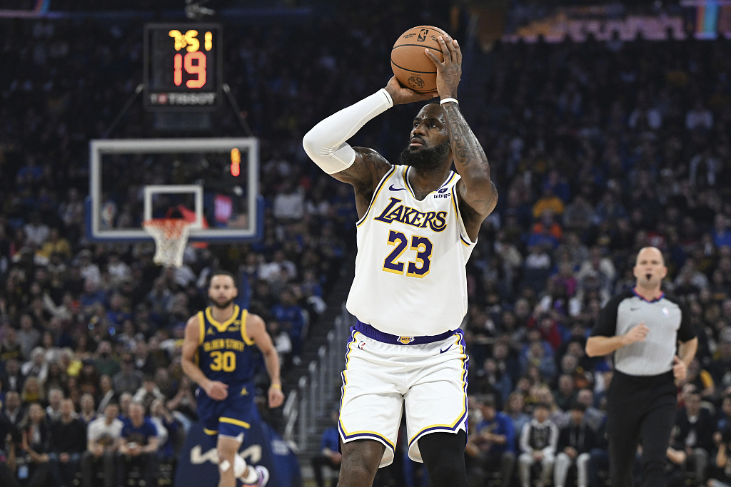 LeBron James (#23) of the Los Angeles Lakers shoots in the game against the Golden State Warriors at the Chase Center in San Francisco, California, January 27, 2024. /CFP