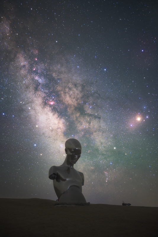 A giant sculpture sits under a starry sky in Minqin County, Wuwei City, Gansu Province, May 21, 2023. /CFP