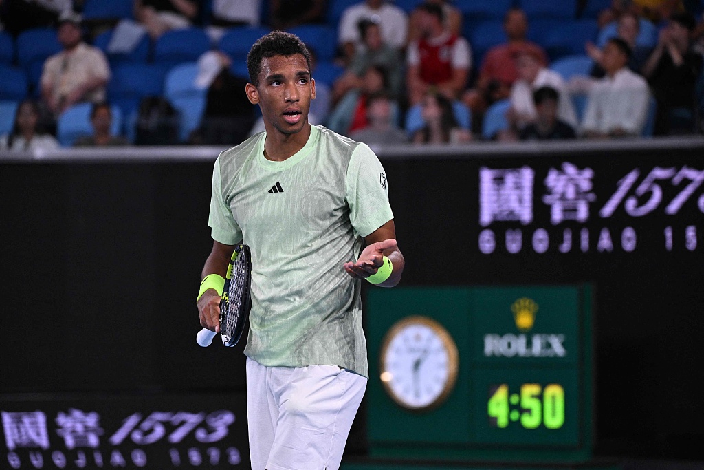 Canada's Felix Auger-Aliassime reacts after a point with the Rolex showing 4:50 in the background during the Australian Open in Melbourne, Australia, January 15, 2024. /CFP 