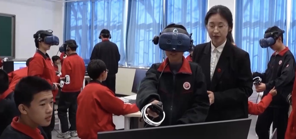Zhang Siyu (R2), a physics teacher from No. 44 Middle School coaches a student during a VR experiment in Shijiazhuang City, north China's Hebei Province. /CMG