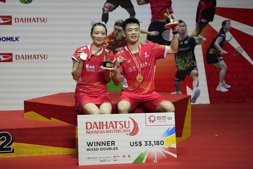 China's Zheng Siwei (R) and Huang Yaqiong (L) celebrate on the podium after their mixed doubles final match at Indonesia Masters at Istora Stadium in Jakarta, Indonesia, January 28, 2024. /CFP