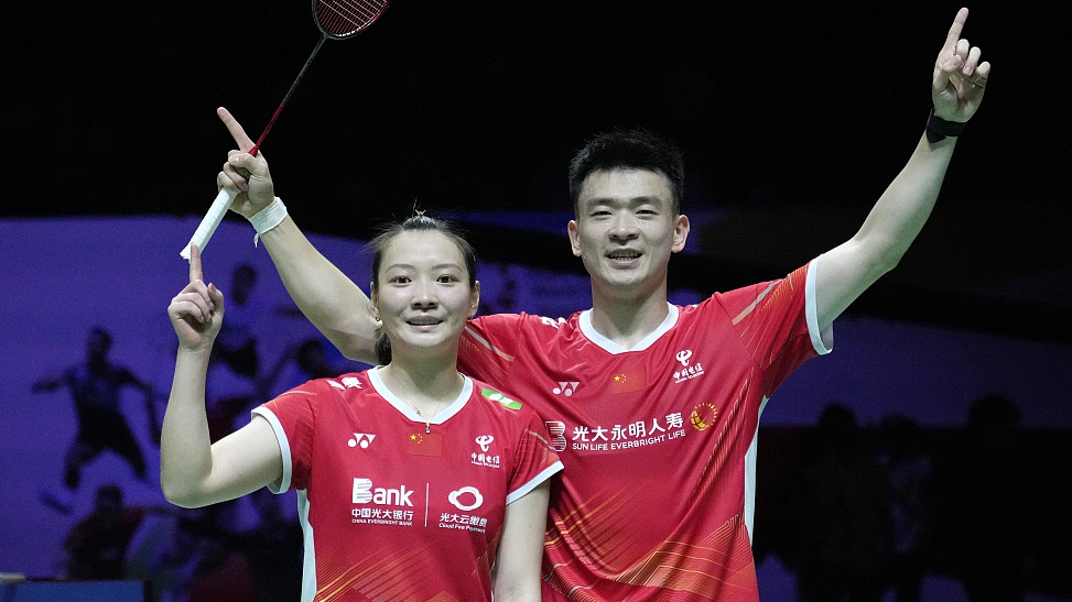 China's Zheng Siwei (R) and Huang Yaqiong (L) celebrate after their mixed doubles final match at Indonesia Masters at Istora Stadium in Jakarta, Indonesia, January 28, 2024. /CFP