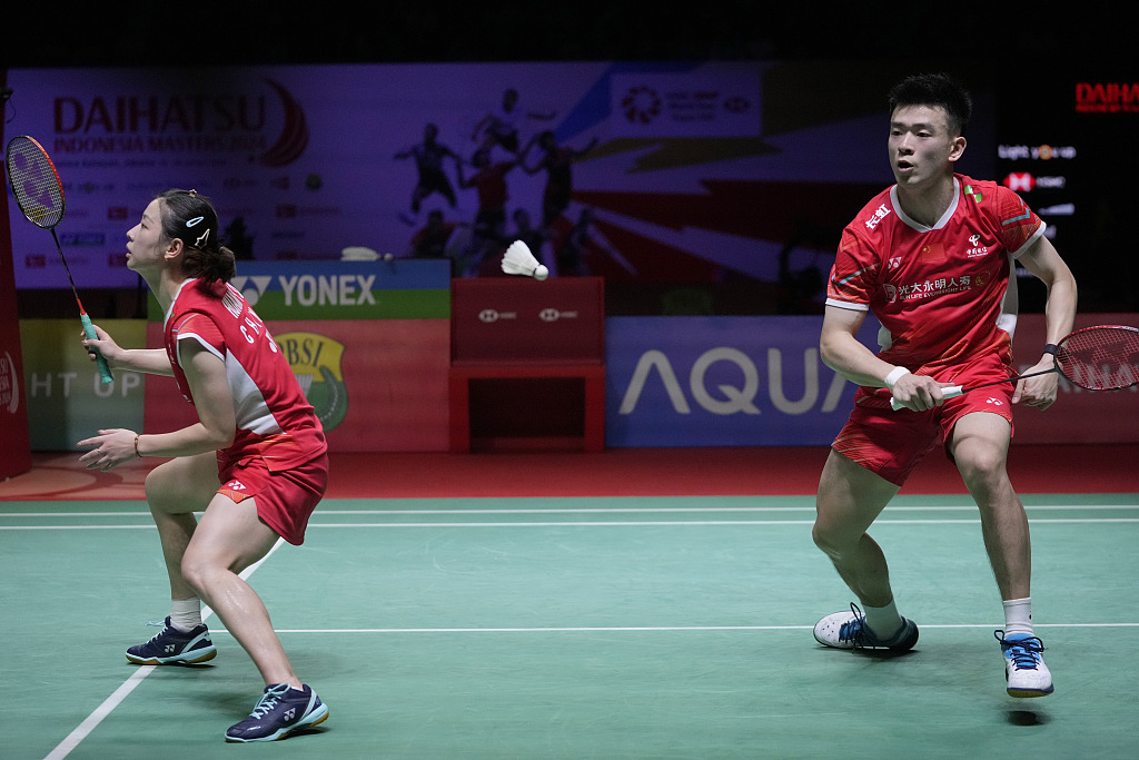 China's Zheng Siwei (R) and Huang Yaqiong (L) during their mixed doubles final match at Indonesia Masters at Istora Stadium in Jakarta, Indonesia, January 28, 2024. /CFP