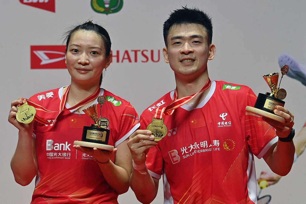 Zheng Siwei (R) and Huang Yaqiong (L) of China pose during a medal ceremony following their mixed doubles final match at Indonesia Masters at Istora Stadium in Jakarta, Indonesia, January 28, 2024. /CFP