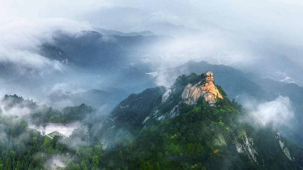 Live: Enjoy a sea of clouds at Jigong Mountain in Henan Province