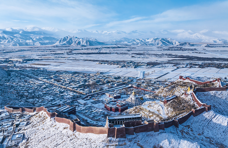 The snow-covered Baiju Monastery presents a fairy-tale scene to visitors after snowfall in Shigatse City, Xizang, January 27, 2024. /CFP