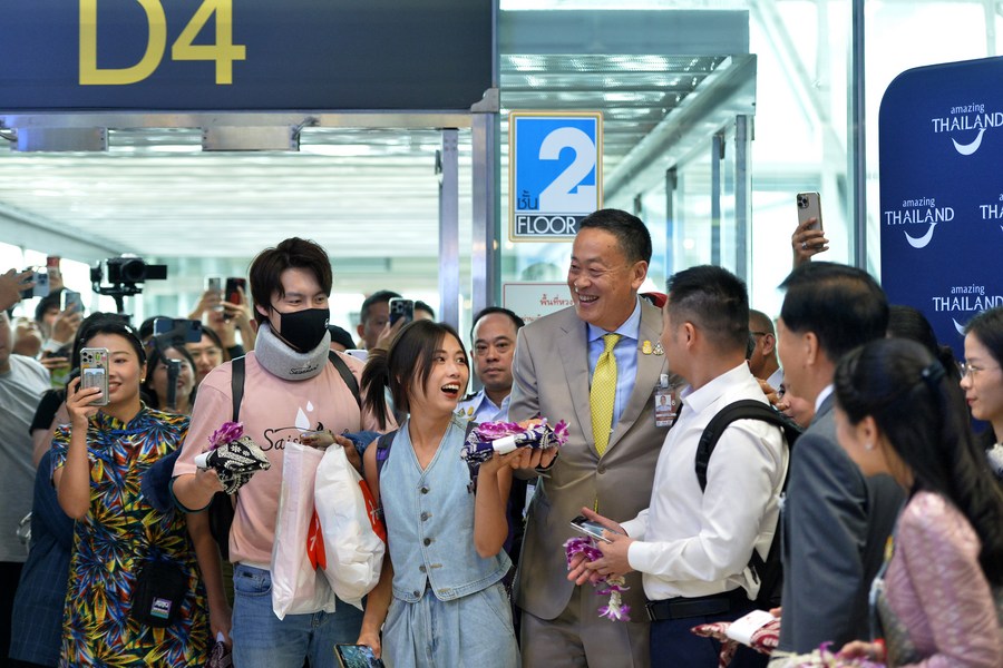 Thai Prime Minister Srettha Thavisin (4th L, front) welcomes Chinese tourists at Suvarnabhumi airport in Bangkok, Thailand, September 25, 2023. /Xinhua