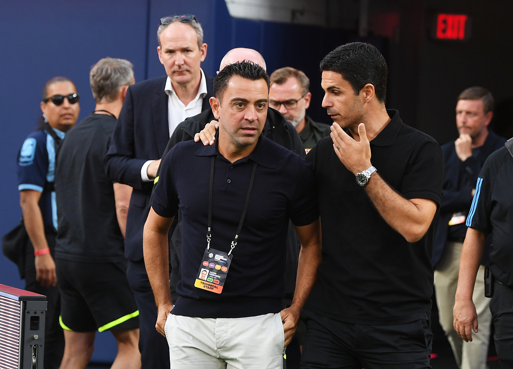 Mikel Arteta (R), manager of Arsenal, talks to Xavi Hernandez, manager of Barcelona, during a friendly at SoFi Stadium in Inglewood, California, July 26, 2023. /CFP 