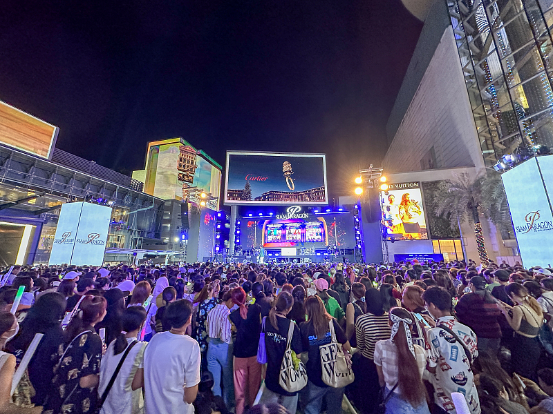 People flood the Thai tourist market during New Year's Day in Bangkok, Thailand, December 31, 2023. /CFP