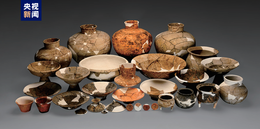 Relics unearthed at the Qujialing Neolithic site in Jingmen City, Hubei Province. /CMG