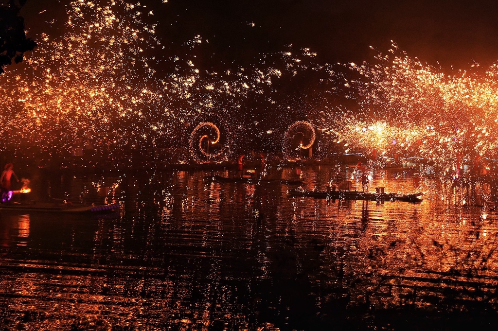 A photo shows a molten iron fireworks display at the Pearl Spring Scenic Area in Nanjing, Jiangsu Province on January 28, 2024. / IC